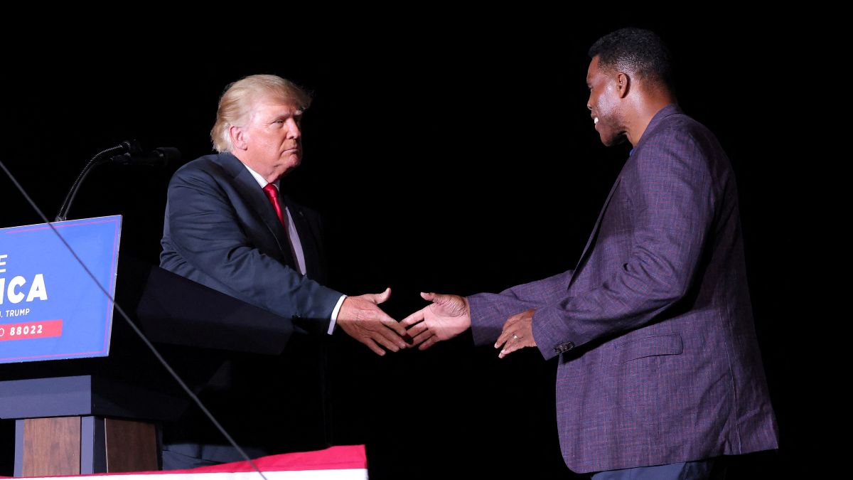 El expresidente Donald Trump con Herschel Walker, una de sus apuestas derrotadas para el Senado. 