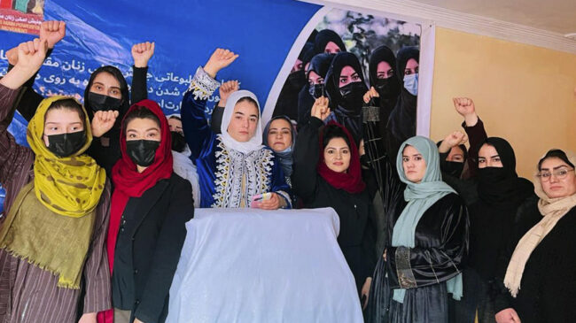 Varios países islámicos condenan el veto de los talibanes a las mujeres en las ONG: "Golpe duro para los derechos"