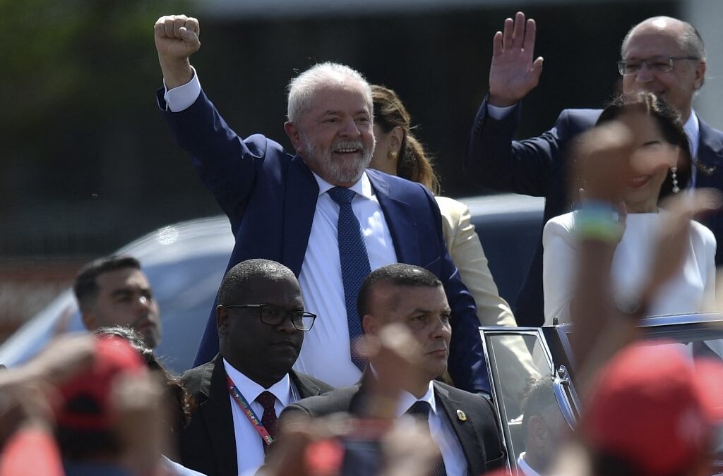 Lula jura su cargo como presidente de Brasil con un país dividido y una economía en apuros