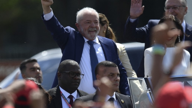 Lula jura su cargo como presidente de Brasil con un país dividido y una economía en apuros