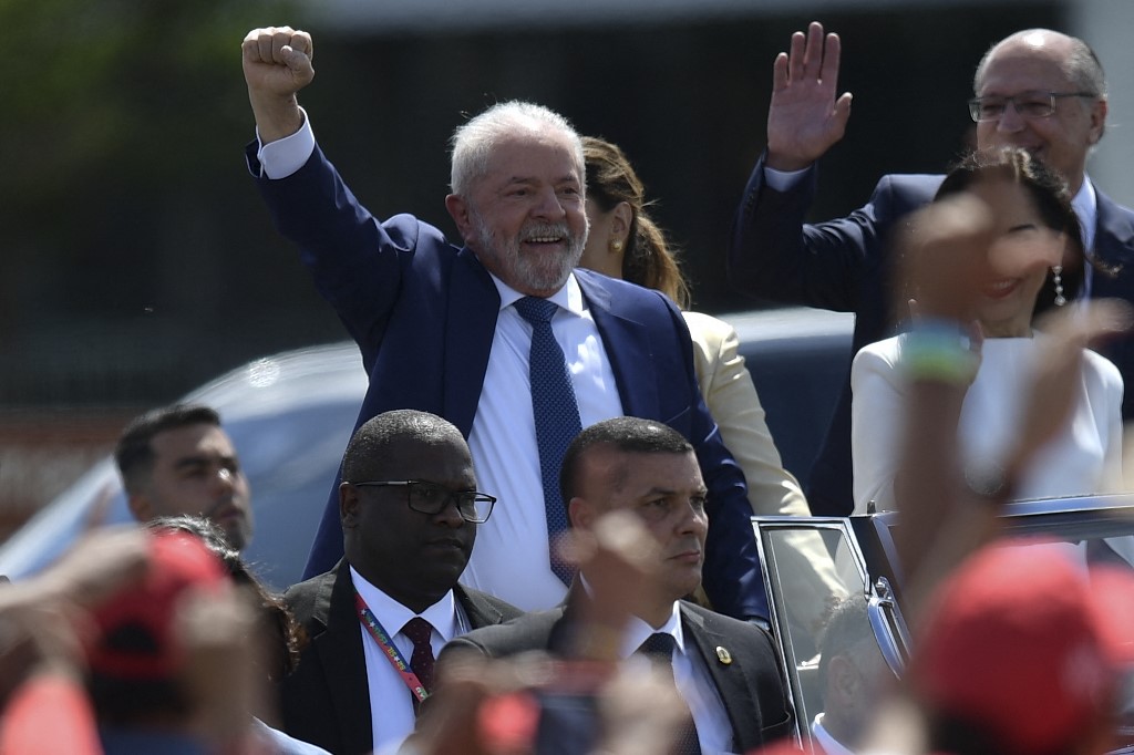 Lula jura su cargo como presidente de Brasil con un país dividido y una economía en apuros