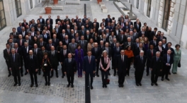 Revuelo en Exteriores por la ausencia de Celaá en una foto de los embajadores con Sánchez
