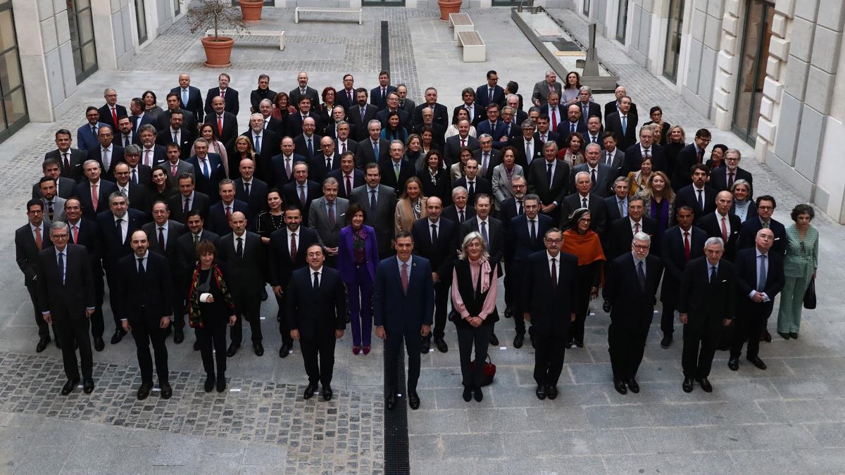 Revuelo en Exteriores por la ausencia de Celaá en una foto de los embajadores con Sánchez
