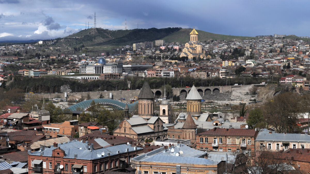 Un francotirador siembra el caos en la capital de Georgia matando a cinco personas