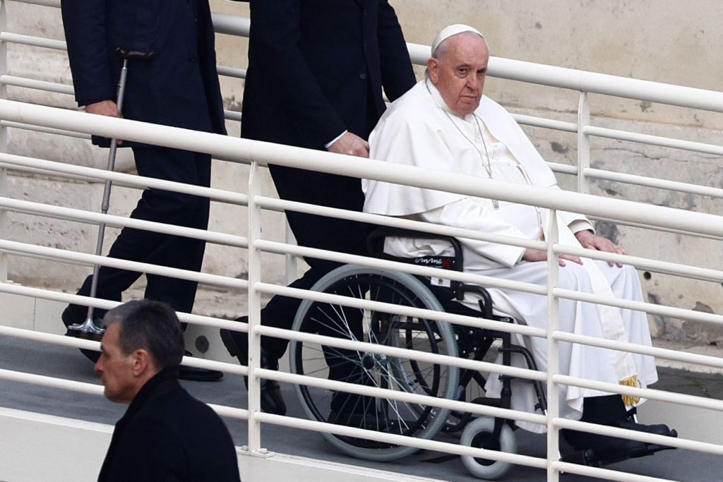 Llegada del papa Francisco a la misa por Benedicto XVI. Guglielmo Mangiapane (Reuters).
