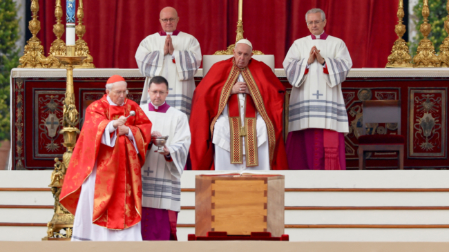 El texto colocado en el ataúd de Benedicto XVI: «Luchó con firmeza contra los abusos»