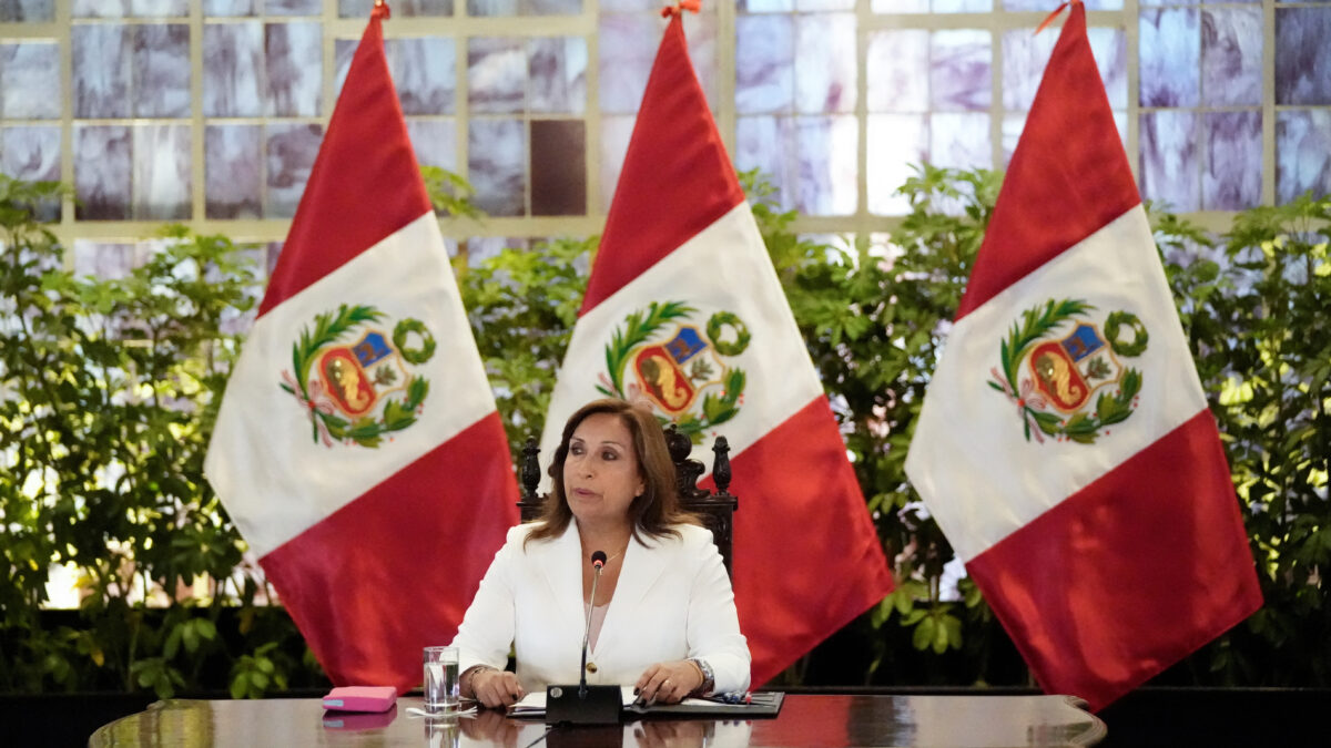 La presidenta de Perú cede a los manifestantes y pide al Congreso adelantar las elecciones