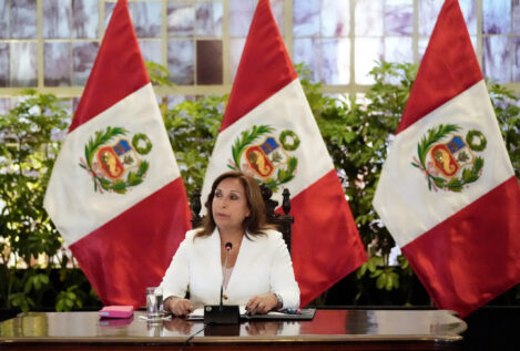 La presidenta de Perú cede a los manifestantes y pide al Congreso adelantar las elecciones