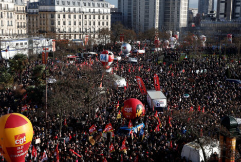 Francia vive otra jornada de protestas masivas para intentar frenar la reforma de las pensiones