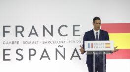 Pedro Sánchez compara la manifestación independentista de Barcelona con la convocada en Madrid en defensa de la Constitución