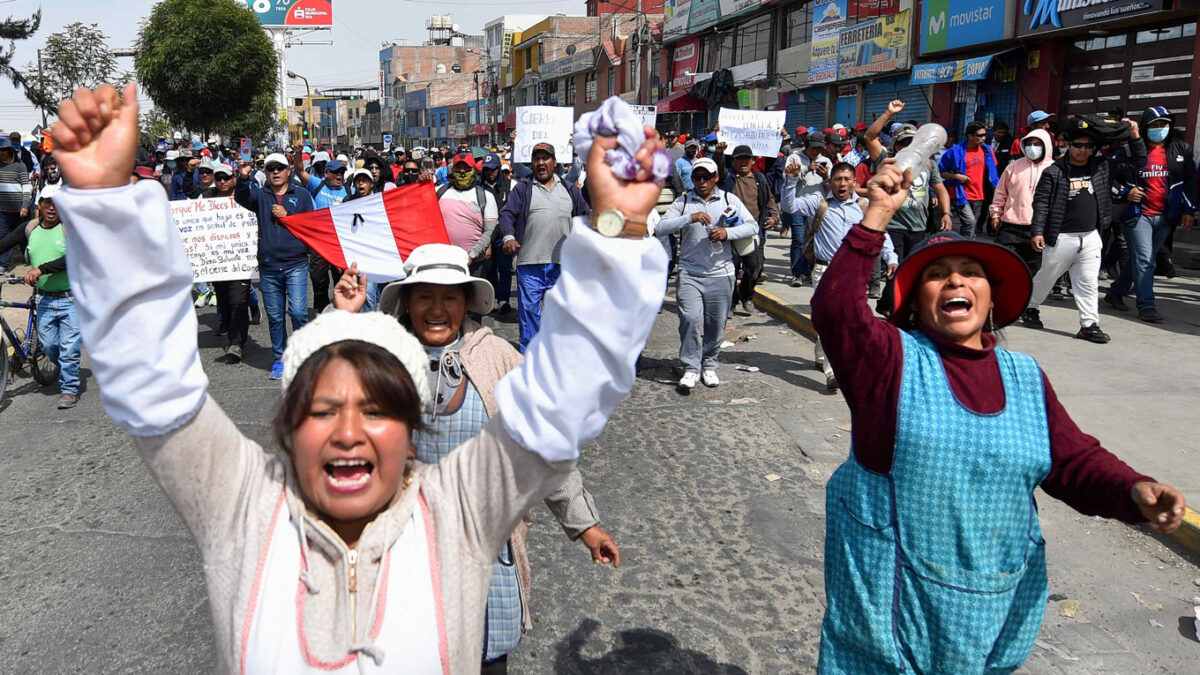 (VÍDEO) Sigue aumentando la tensión en Perú: los manifestantes bloquean la carretera principal del país