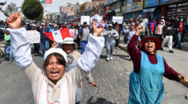 (VÍDEO) Sigue aumentando la tensión en Perú: los manifestantes bloquean la carretera principal del país