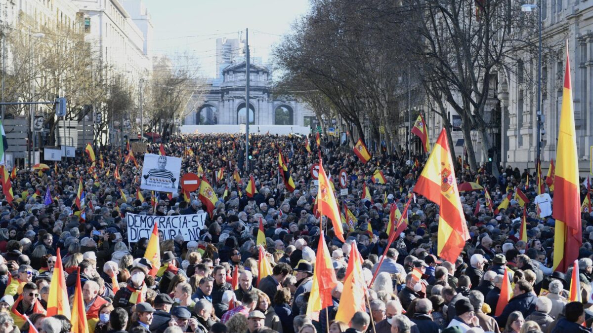 (VÍDEO) Miles de personas salen a protestar en Madrid contra el Gobierno de Sánchez y «en defensa» de la Constitución