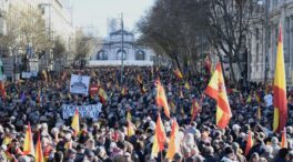 (VÍDEO) Miles de personas salen a protestar en Madrid contra el Gobierno de Sánchez y "en defensa" de la Constitución