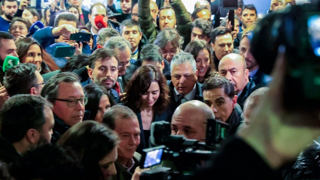 La presidenta de la Comunidad de Madrid, Isabel Díaz Ayuso, abandona la UCM. Foto: Zipi Aragón (EFE)