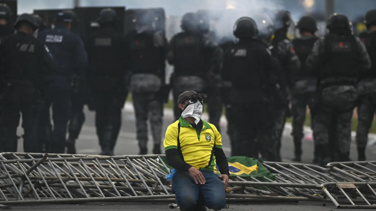 Las autoridades desmontan los campamentos bolsonaristas en varias ciudades de Brasil