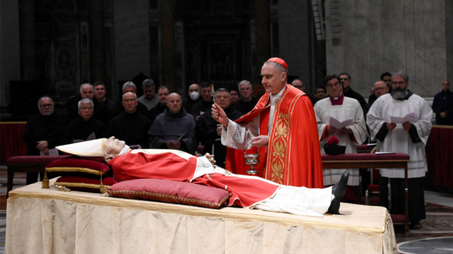 El Papa preside el funeral de Benedicto XVI y cierra la era de los dos pontífices en la Iglesia