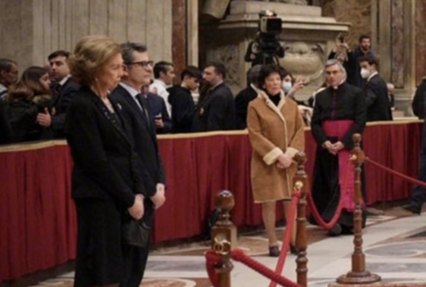 Celaá se salta el protocolo en el funeral de Benedicto XVI con un abrigo beige
