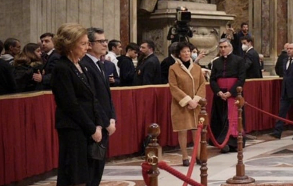 Celaá se salta el protocolo en el funeral de Benedicto XVI con un abrigo beige