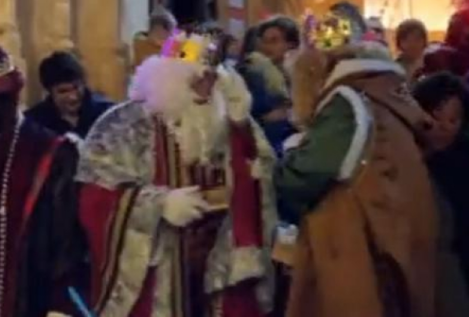 Un rey Baltasar se niega a entrar en la iglesia por ser musulmán
