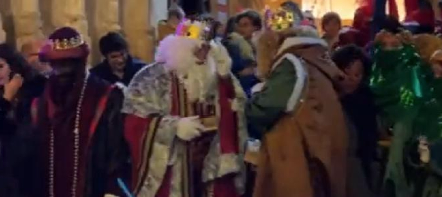 Un rey Baltasar se niega a entrar en la iglesia por ser musulmán