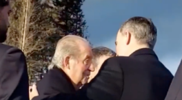 Un canal griego difunde un saludo afectuoso entre Felipe VI y Juan Carlos I durante el entierro