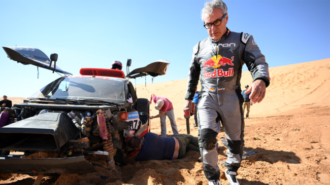 Carlos Sainz regresa al Rally Dakar tras sufrir un accidente y ser evacuado en helicóptero