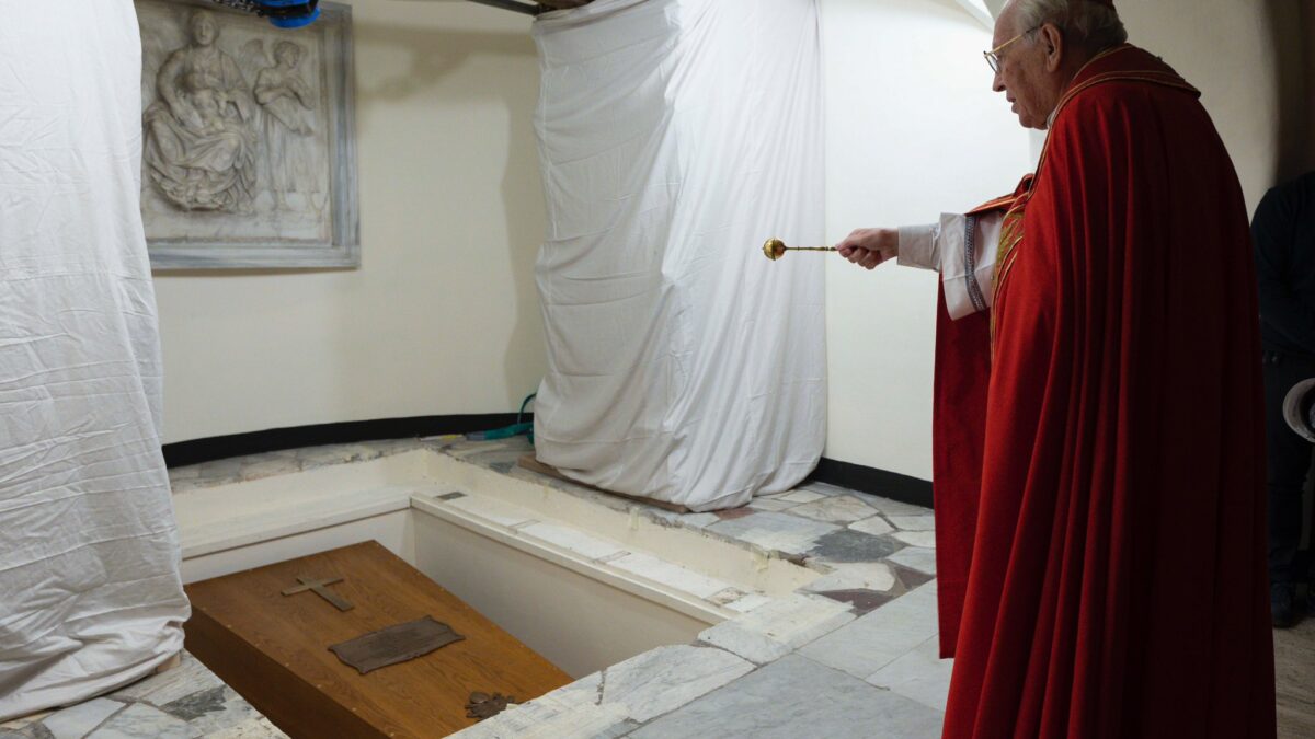 El féretro de Benedicto XVI ya descansa en la cripta vaticana donde reposaron los restos de Juan Pablo II