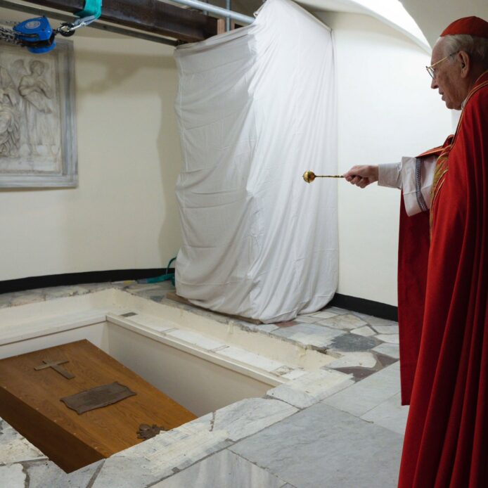 El féretro de Benedicto XVI ya descansa en la cripta vaticana donde reposaron los restos de Juan Pablo II