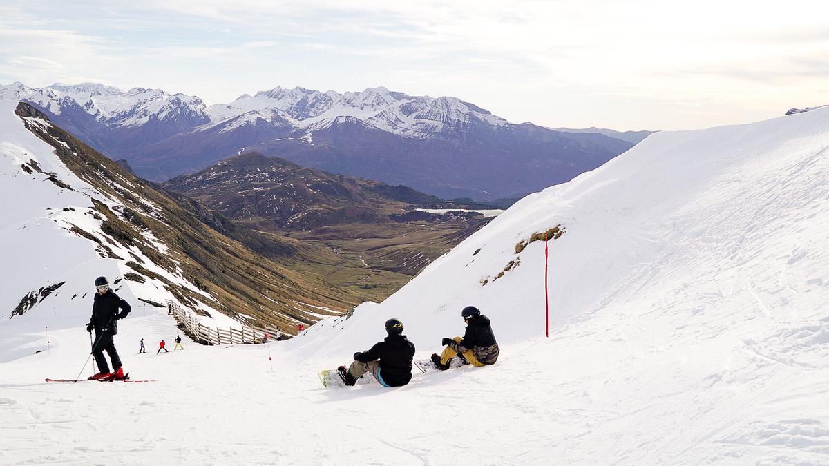 Preocupación en el sector del esquí por la falta de nieve: pistas «lamentables», barro y mucho verde