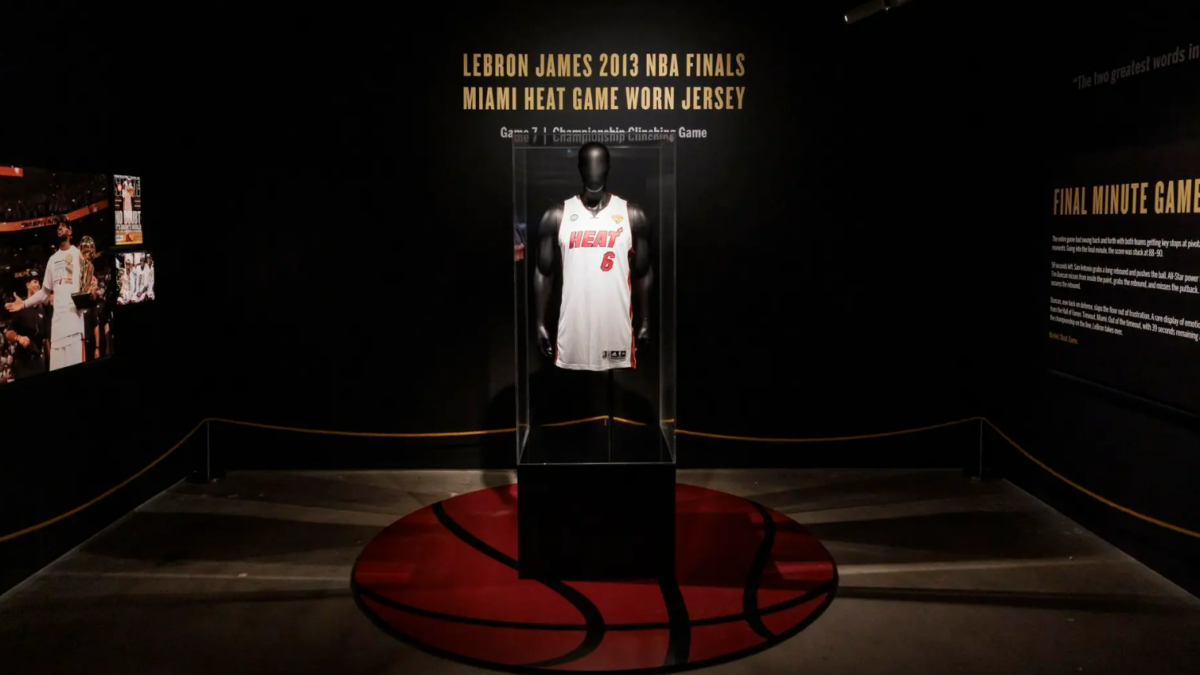 Venden por casi 4 millones de dólares una histórica camiseta de LeBron James