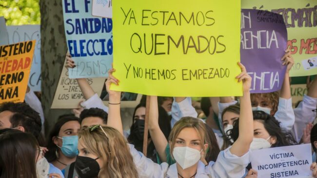 Hasta 54.000 euros para un MIR de primer año en el extranjero: así 'captan' médicos en España