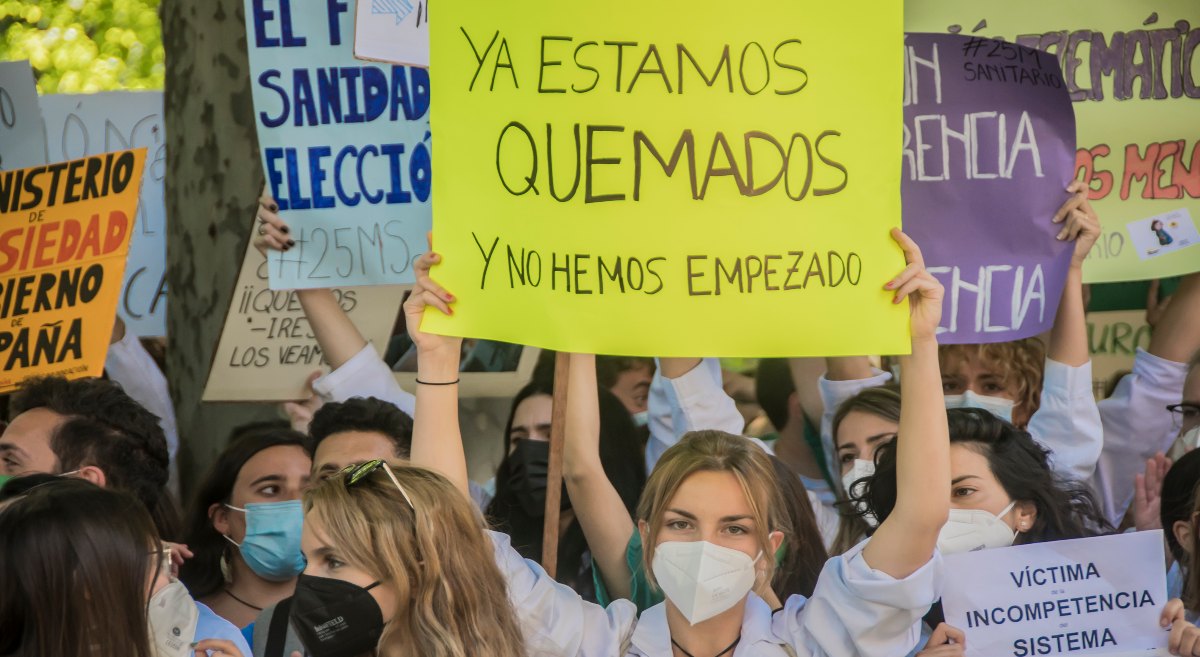 Hasta 54.000 euros para un MIR de primer año en el extranjero: así ‘captan’ médicos en España