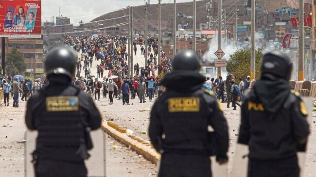 (VÍDEO) El día más sangriento en las protestas contra el Gobierno en Perú: 17 muertos