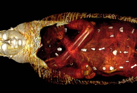 'El niño de oro': redescubren en Egipto una momia olvidada durante 100 años con amuletos