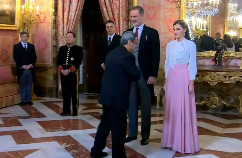 (VÍDEO) El desplante del embajador de Irán en España a la reina Letizia: «¡Las caras, Juan, las caras!»