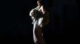 (VÍDEO) Rosalía se sube a la pasarela de Louis Vuitton como estrella de su desfile en París