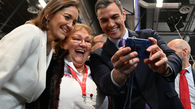 Sánchez pospone la crisis de Gobierno para intentar levantar la «triste» campaña de Maroto 
