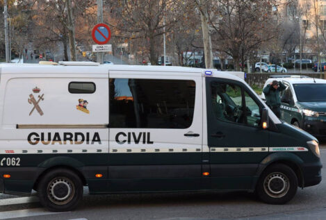 Una mujer sale despedida de un coche en marcha tras ser apuñalada por su pareja en Mijas (Málaga)