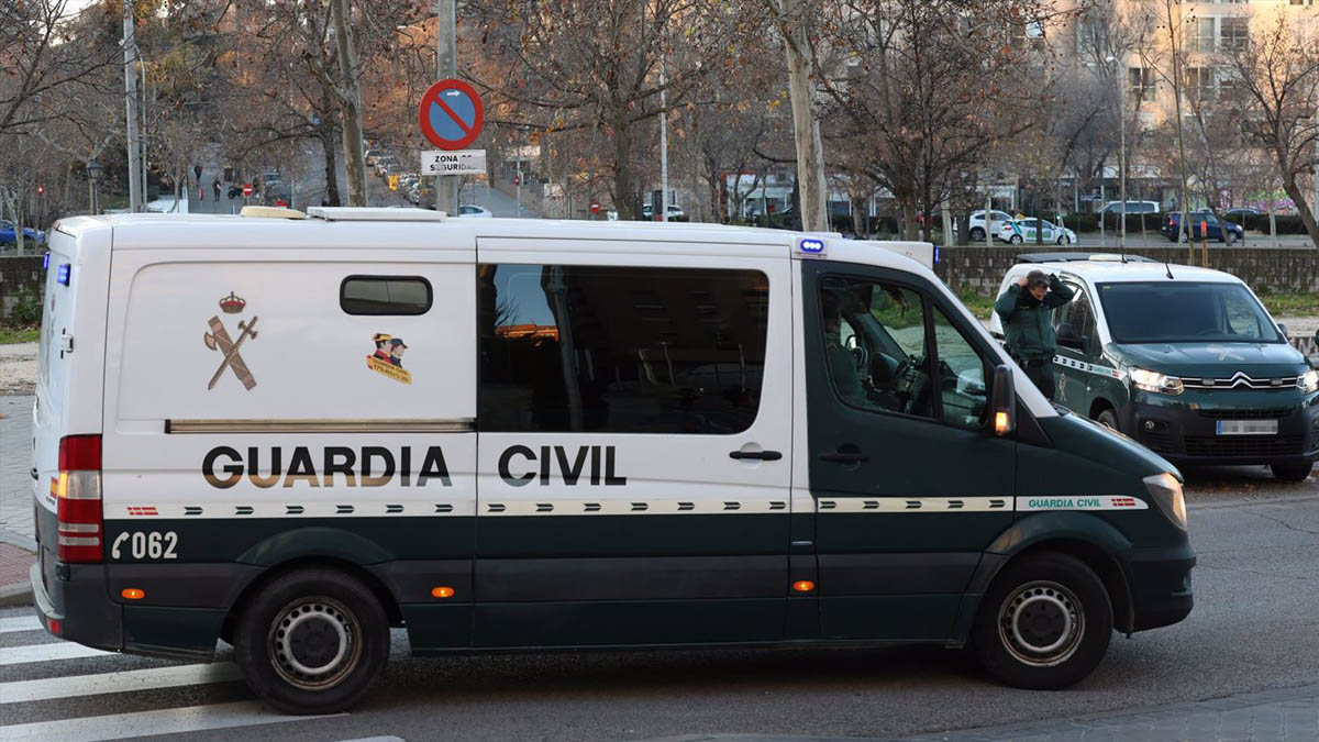 Una mujer sale despedida de un coche en marcha tras ser apuñalada por su pareja en Mijas (Málaga)