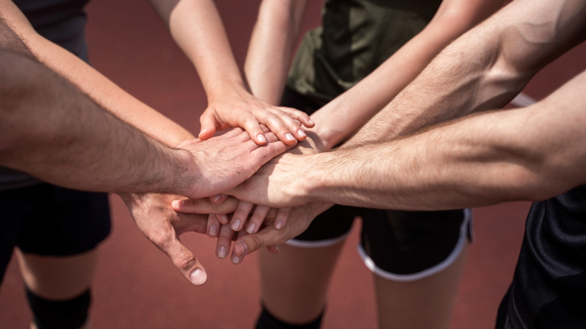 Un grupo de personas haciendo deporte en grupo