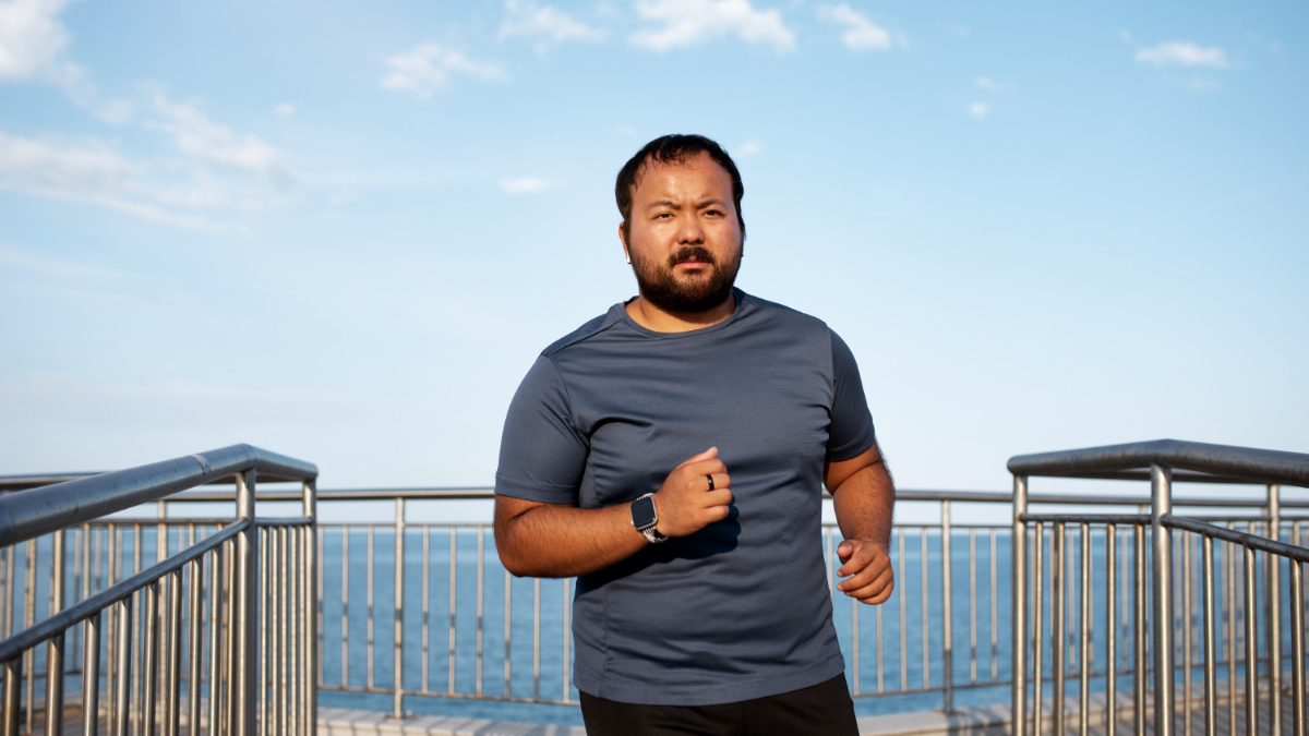 Un hombre con metabolismo lento practica deporte