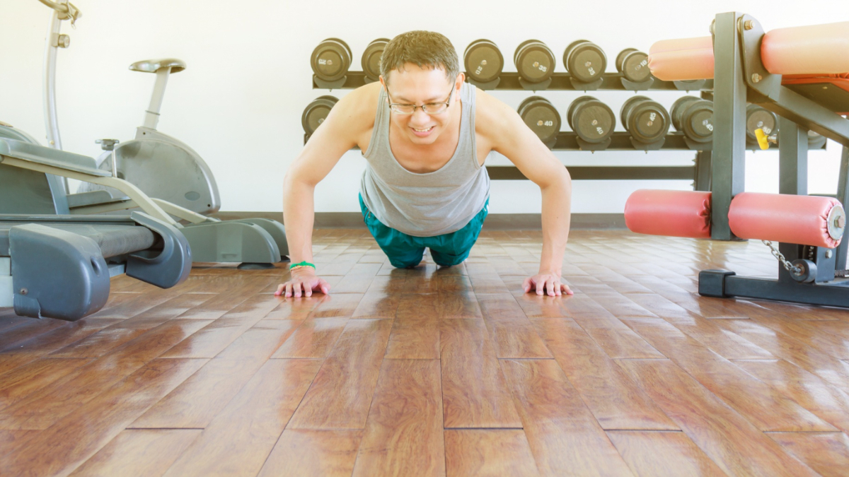 Un hombre hace flexiones en un gimnasio