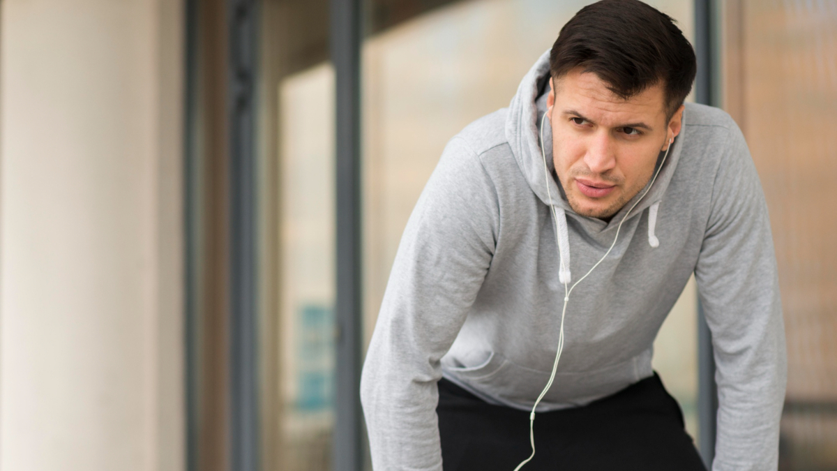 Un hombre para después de hacer deporte