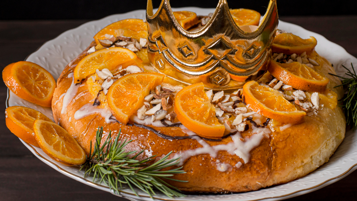 Un roscón recubierto de naranja confitada