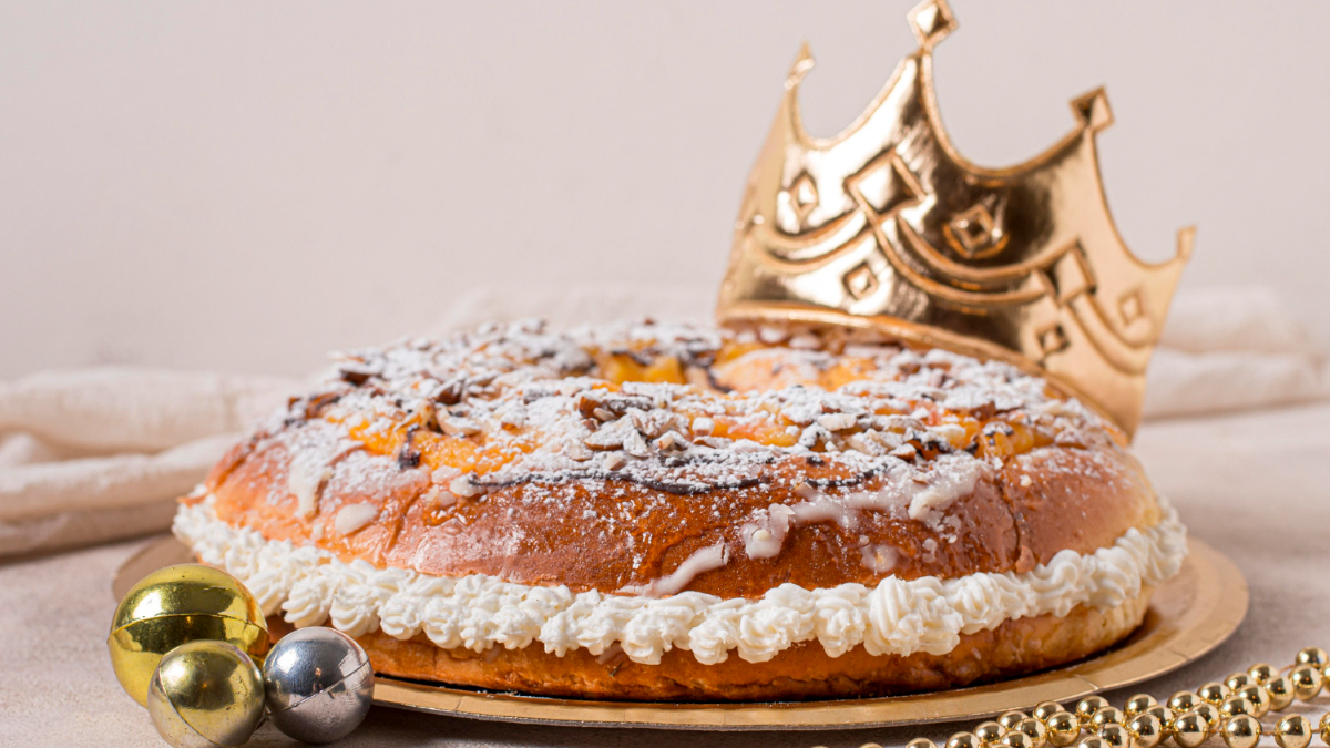 Un roscón relleno y cubierto de azúcar glasé