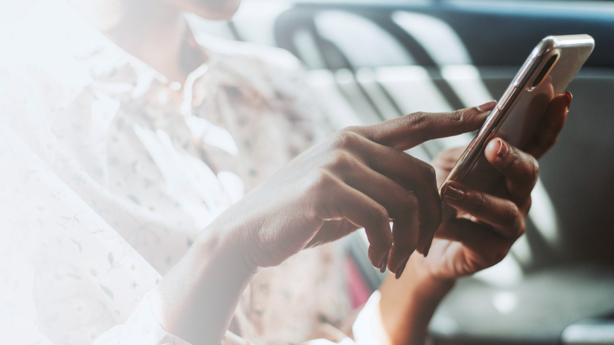 Una mujer usa el teléfono móvil en el coche