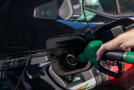 La gasolina se dispara un 17% y el gasóleo un 15% tras el fin del descuento a los carburantes