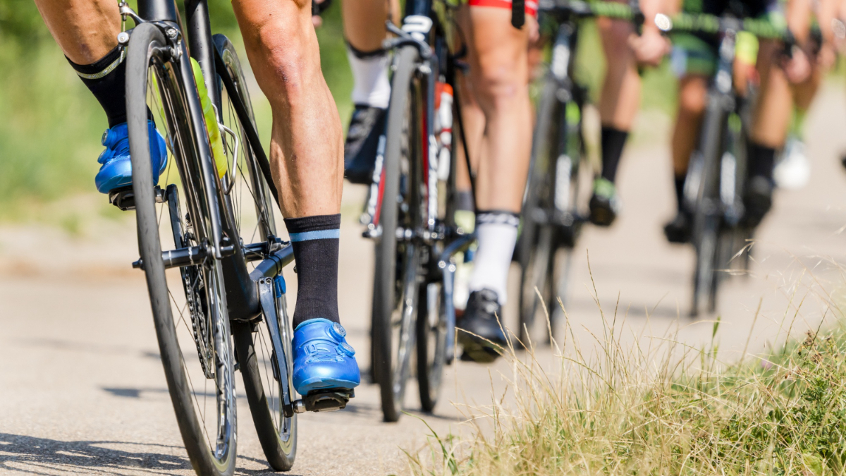 Varias personas hacen bicicleta al entrenar en grupo