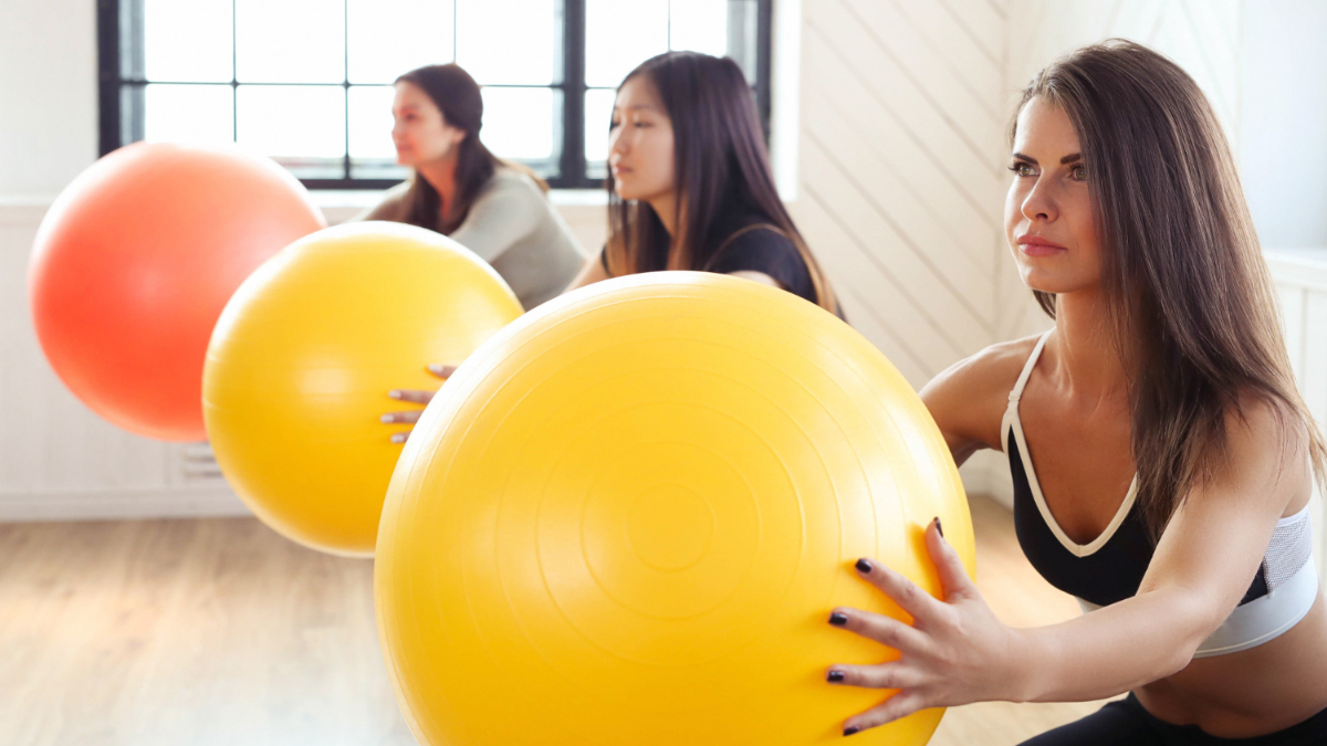 Varias personas reunidas para entrenar en grupo pilates